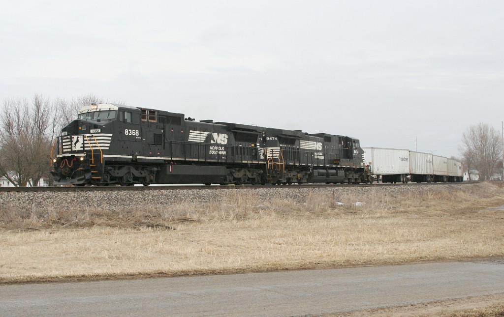 NS Triple crown train to Ft Wayne